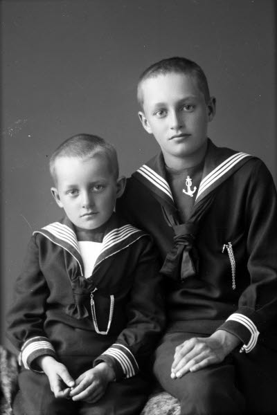 Porträtt av 2 barn, pojkar. Ateljefoto.