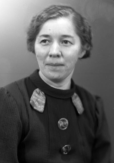 Porträtt av en dam. Ateljefoto.