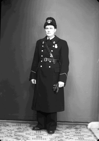 Porträtt av en herre i uniform. Ateljefoto.