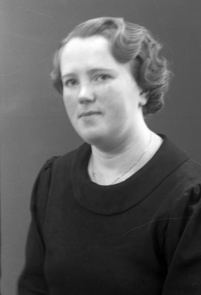 Porträtt av en dam. Ateljefoto.