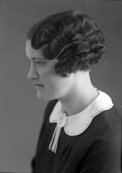 Porträtt av en dam. Ateljefoto.