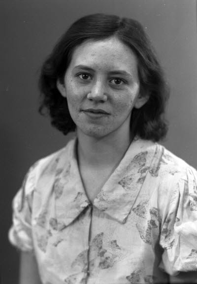 Porträtt av en dam. Ateljefoto.