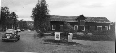 "Hedmanska lagerbyggnaden", Västra Kyrkallén, Gällivare. Dundret i bakgrunden.