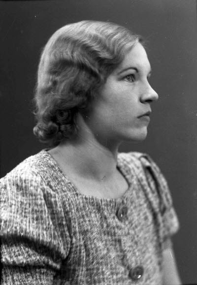 Porträtt av en dam. Ateljefoto.