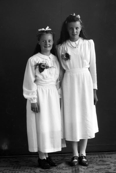 Porträtt av två flickor. Ateljefoto.