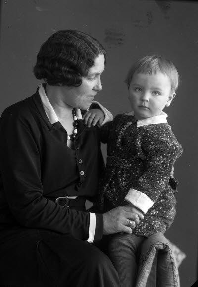 Porträtt av en dam och ett barn; mor och barn. Ateljefoto.