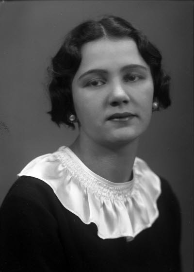 Porträtt av en dam. Ateljefoto.