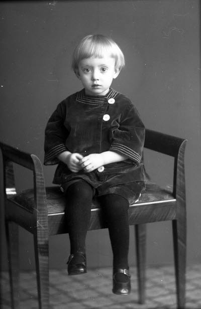 Porträtt av ett barn. Ateljefoto.