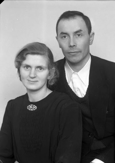 Porträtt av ett par; en herre och en dam. Ateljefoto.