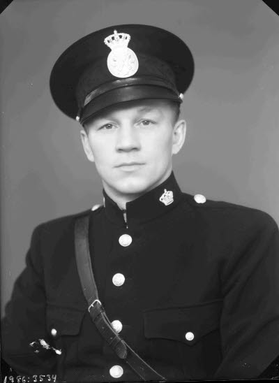 Poliskonstapel; porträtt av en herre i polisuniform.