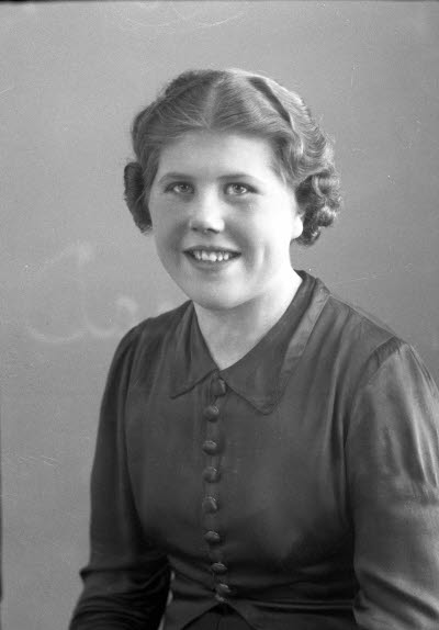 Porträtt av en dam. Ateljefoto.