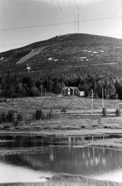 Andra Sidan, Gällivare, med Dundret i bakgrunden. Vassara älv