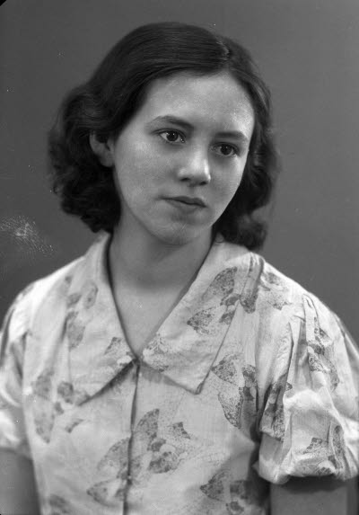 Porträtt av en dam. Ateljefoto.