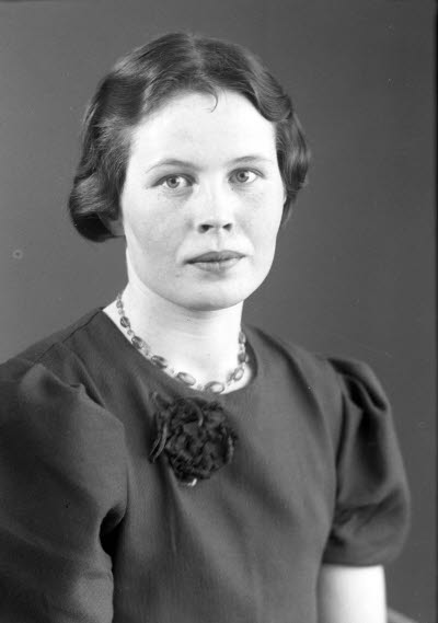 Porträtt av en dam. Ateljefoto.