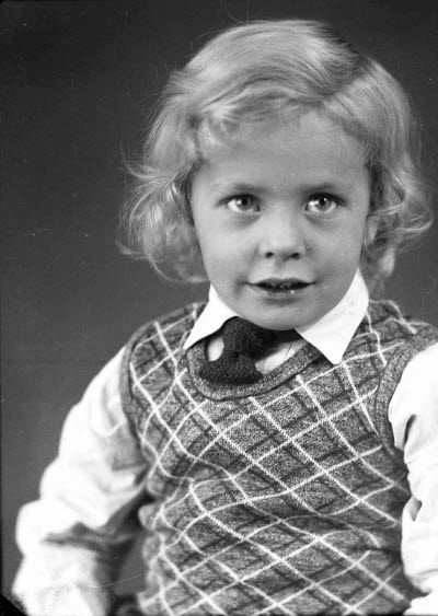 Porträtt av ett barn; en pojke. Ateljefoto.