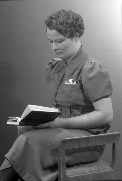 Porträtt av en dam. Ateljefoto.