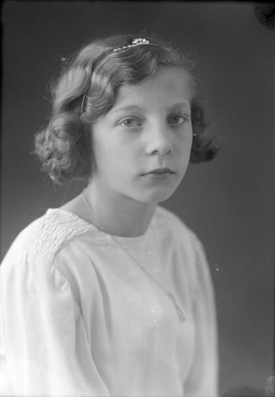 Porträtt av en ung dam, flicka. Ateljefoto.