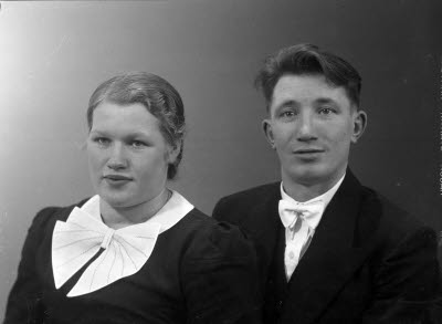 Porträtt av ett par; en dam och en herre. Ateljefoto.