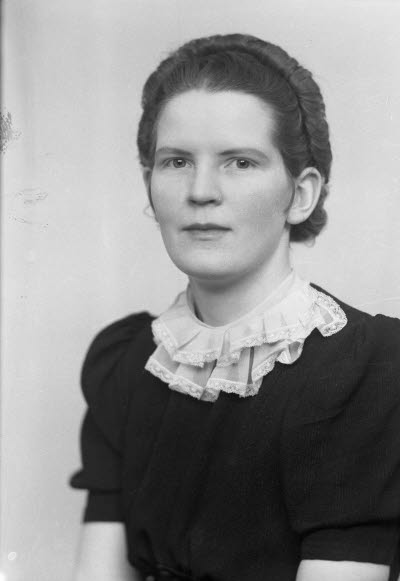 Porträtt av en dam. Ateljefoto.