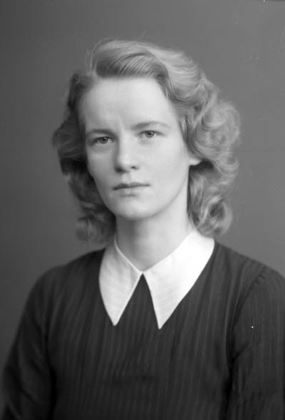 Porträtt av en dam. Ateljefoto.