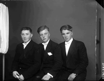 Porträtt av tre unga herrar.