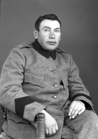 Porträtt av en herre i militäruniform. Ateljefoto.