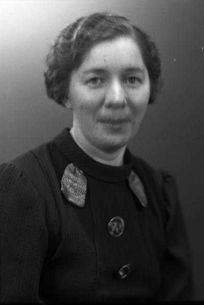 Porträtt av en dam. Ateljefoto.