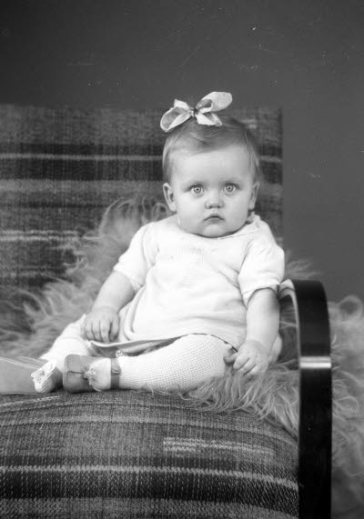 Porträtt av ett barn, en flicka. Ateljefoto.