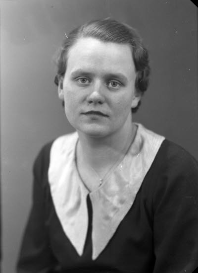 Porträtt av en dam. Ateljefoto.