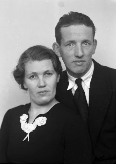 Porträtt av ett par; en herre och en dam. Ateljefoto.