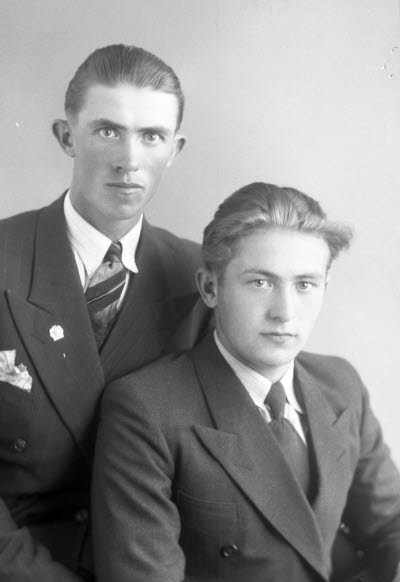 Porträtt av två herrar. Ateljefoto.