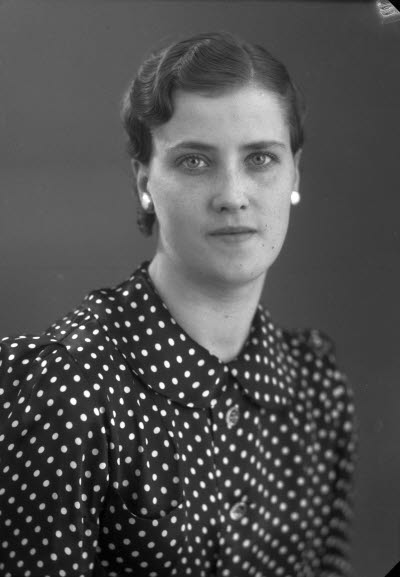 Porträtt av en dam. Ateljefoto.