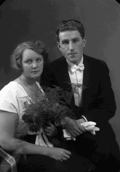 Porträtt av ett brudpar. Ateljefoto.