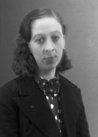 Porträtt av en dam. Ateljefoto.