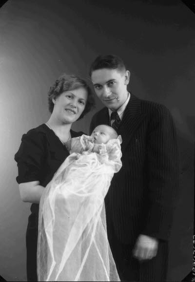 Porträtt av en herre och en dam med ett barn. Ateljefoto.