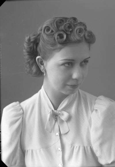 Porträtt av en dam. Ateljefoto.