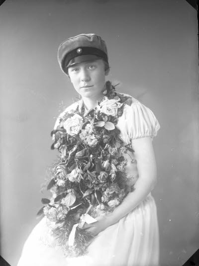 Porträtt av en flicka. Studentexamen. Ateljefoto.