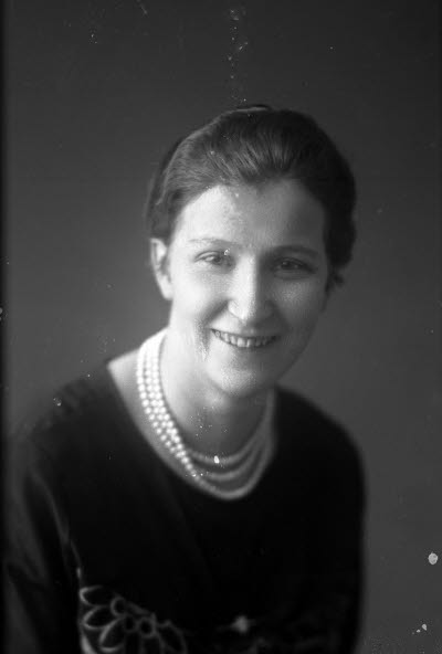 Porträtt av en dam. Ateljefoto.