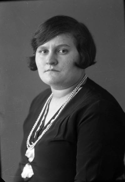 Porträtt av en dam. Ateljefoto.