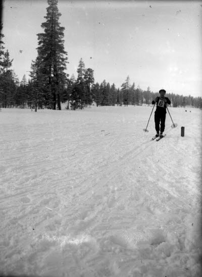 Idrott; sport; skidåkare. Oidentifierad.