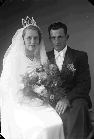 Porträtt av ett brudpar. Ateljefoto.