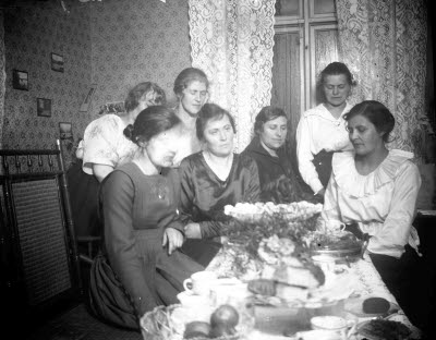 Vardagsrum, interiör. Sju damer vid dukat kaffebord. Oidentifierade.