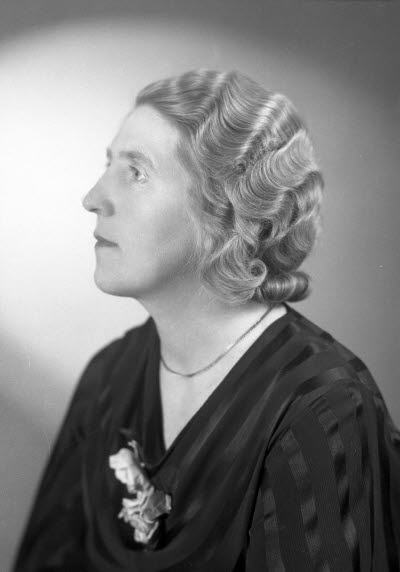 Porträtt av en dam. Ateljefoto.