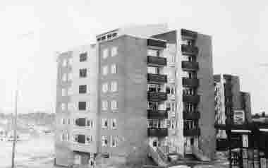 "Punkthusen". Gällivarevägen 15, 17 och 19, Malmberget. Tak skadade vid stormen 23-24/10 1983.