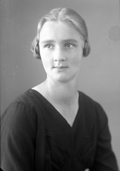 Porträtt av en dam. Ateljefoto.