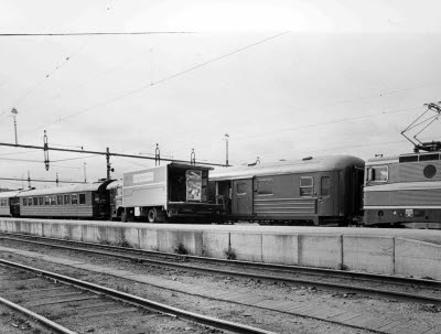 Postbuss vid järnvägsstationen i Gällivare. Posten kommer med tåg och hämtas varje morgon. 