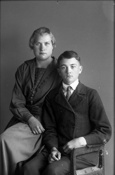 Porträtt av en kvinna och ett barn, pojke. Ateljefoto.