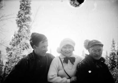En dam, två herrar. Till vänster: Carl Köhler, Gällivare.
