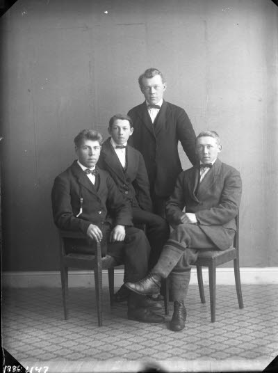 Porträtt av 4 herrar. Ateljefoto.