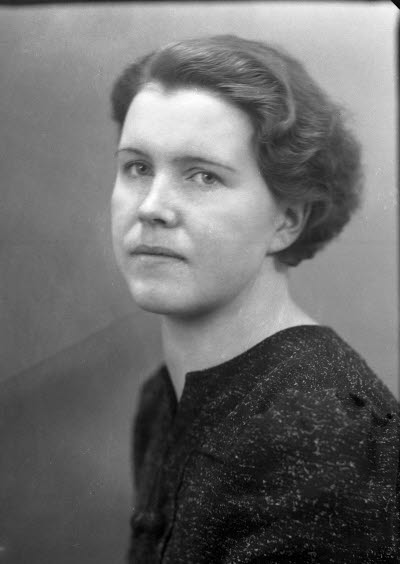 Porträtt av en dam. Ateljefoto.